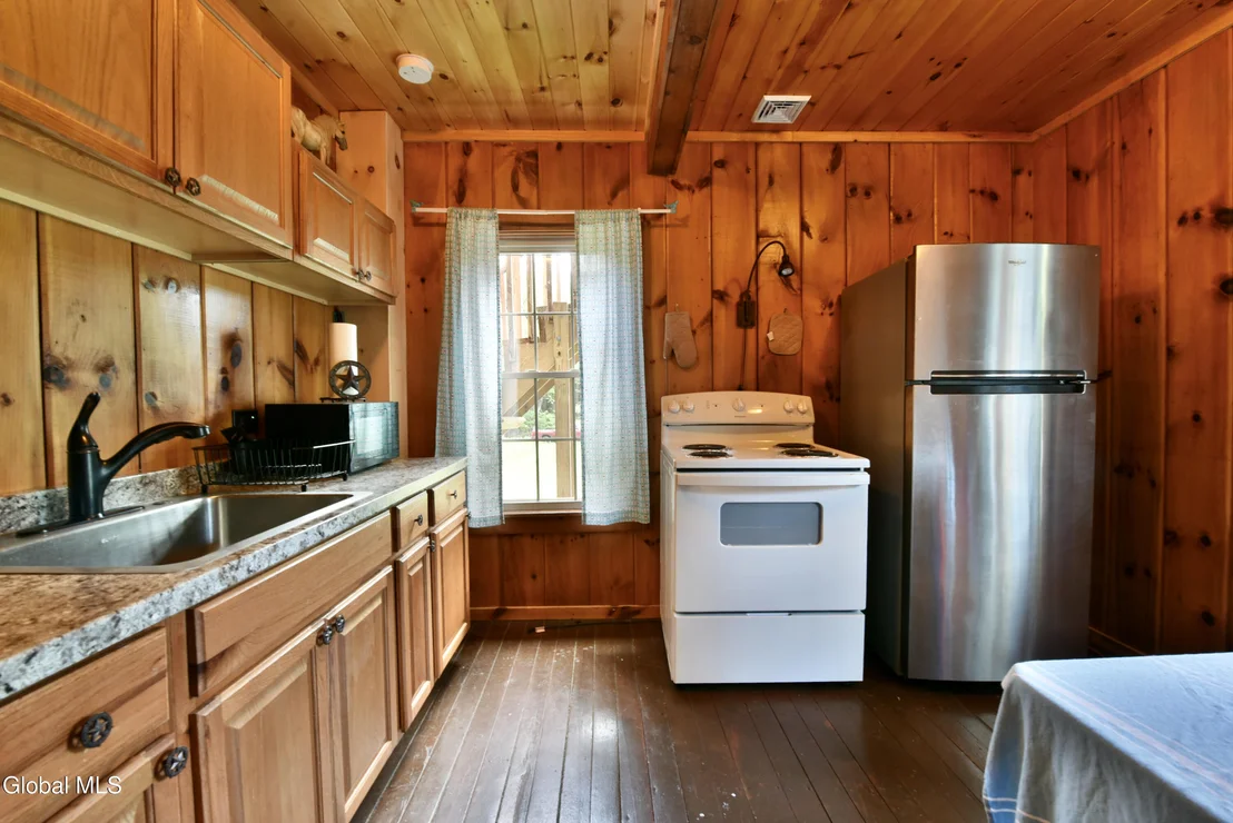 Photo of 746 Howe Road