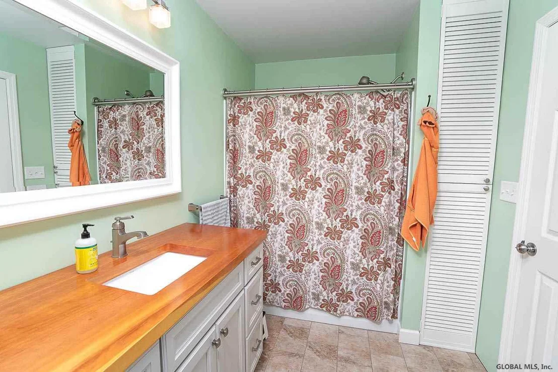 Photo of 31 OXFORD Circle