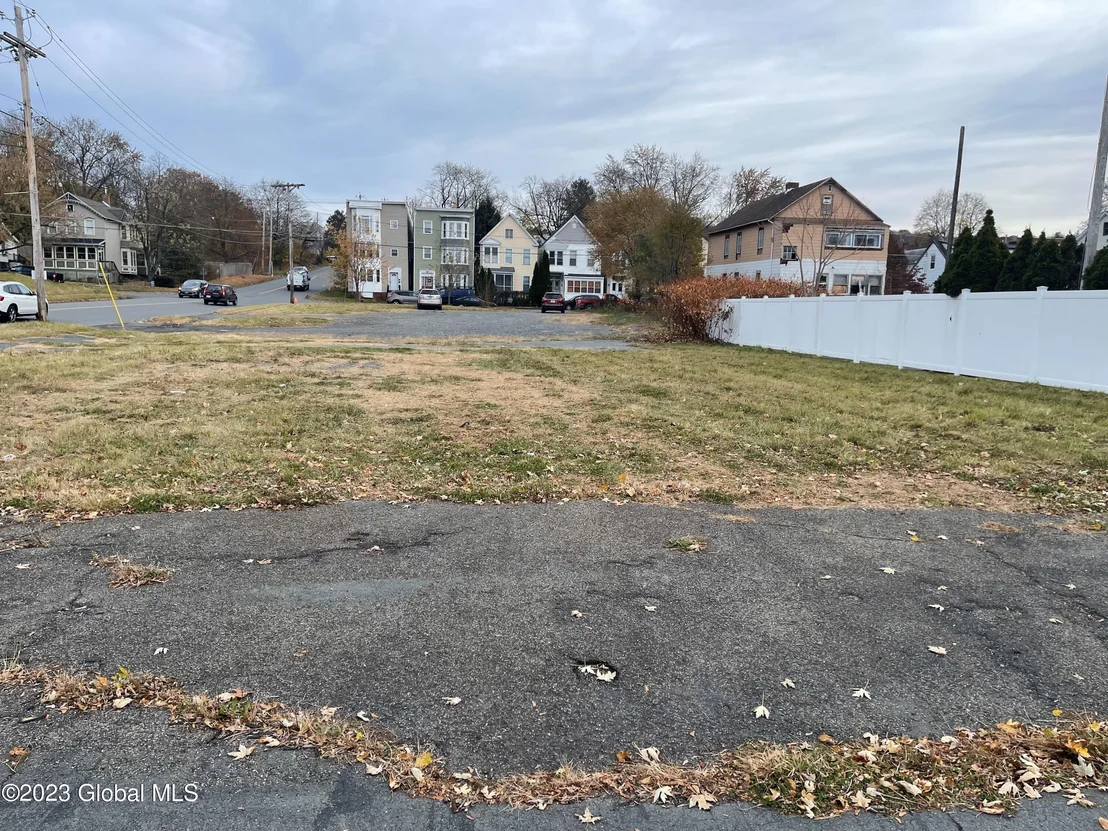 Photo of 880 2nd Avenue