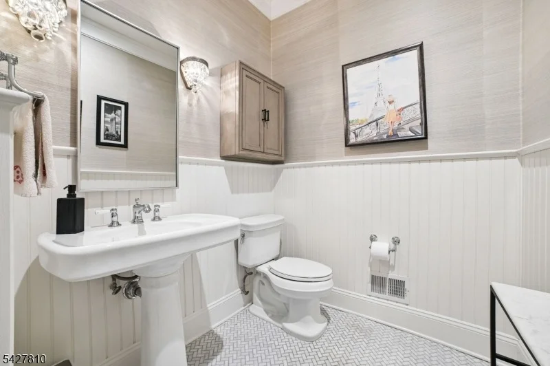Photo of 77 Kent Place Blvd