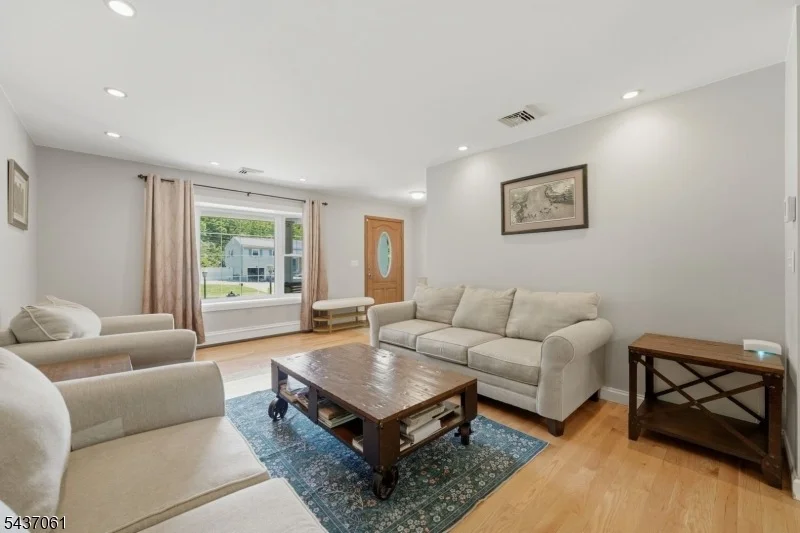 Photo of 16 Windsor Dr