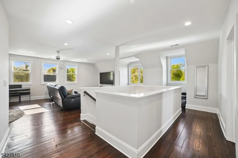 Photo of 77 Kent Place Blvd
