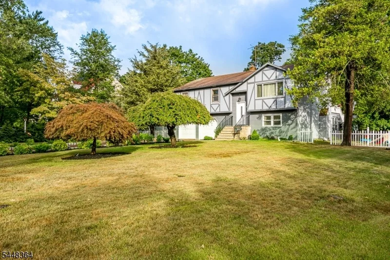 Photo of 737 W 8Th St