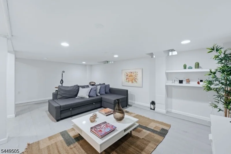 Photo of 647 Devon St
