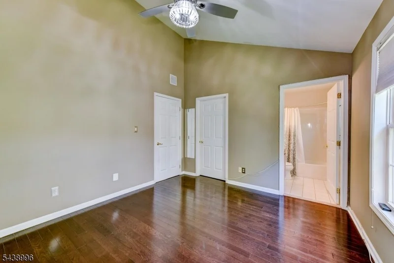 Photo of 118 Barclay Dr