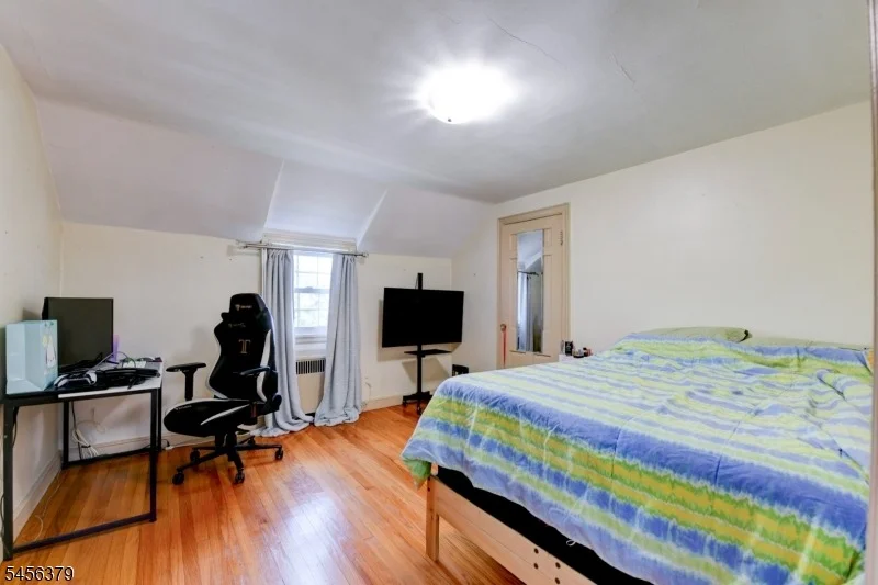 Photo of 2758 Larchmont Rd