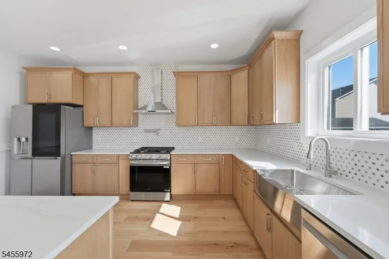 Photo of 588 Maple Ave