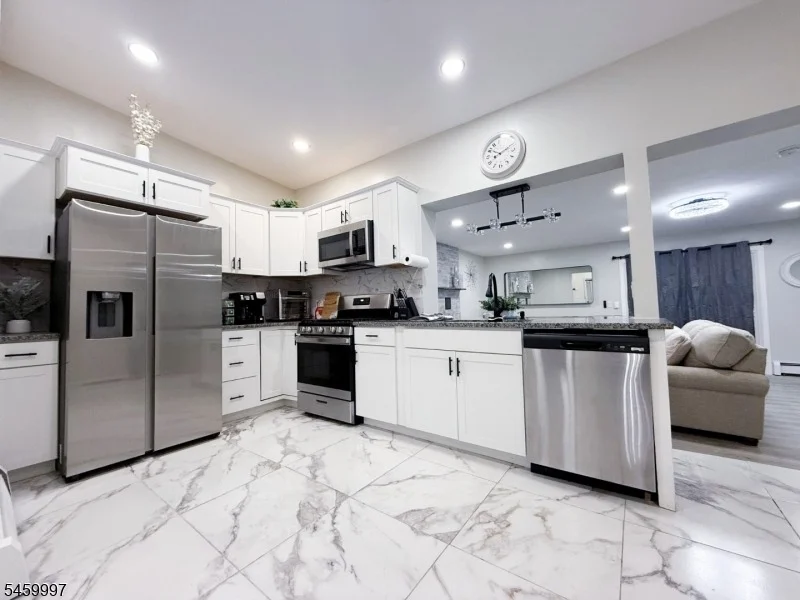 Photo of 160 River Rd