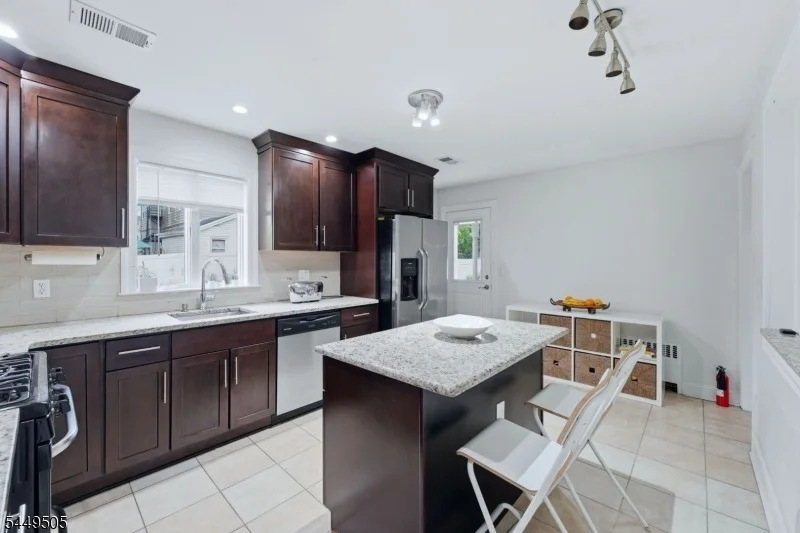 Photo of 647 Devon St