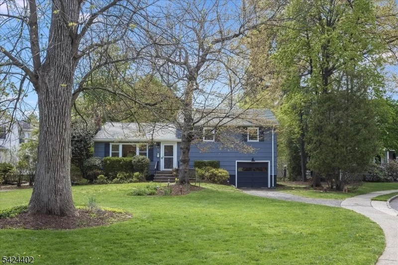 Photo of 30 Bellaire Dr
