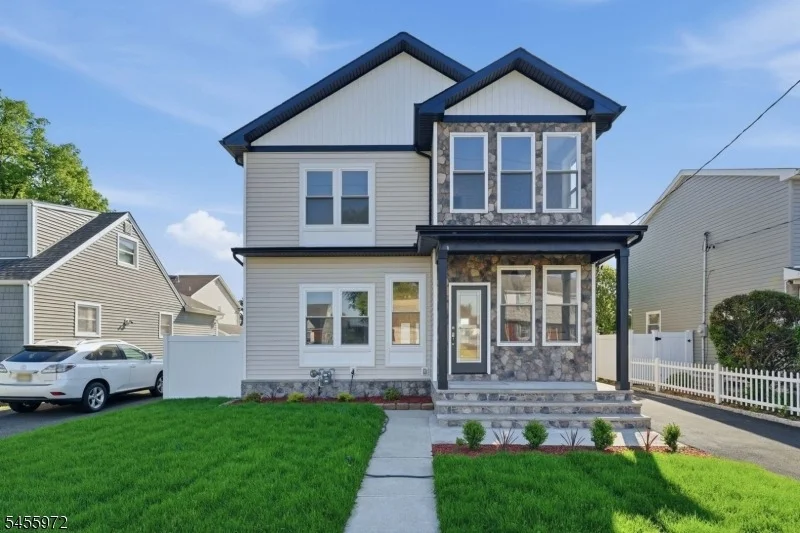 Photo of 588 Maple Ave