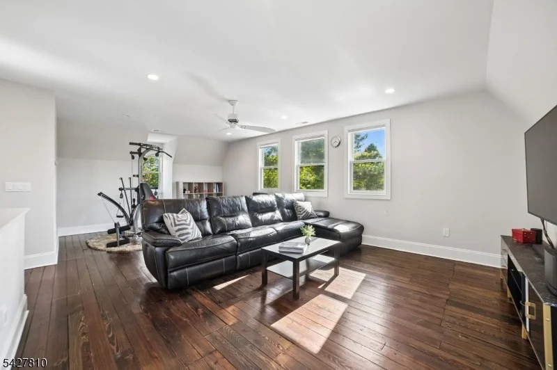 Photo of 77 Kent Place Blvd