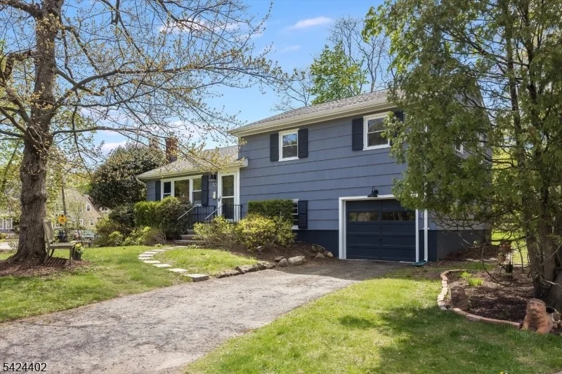 Photo of 30 Bellaire Dr