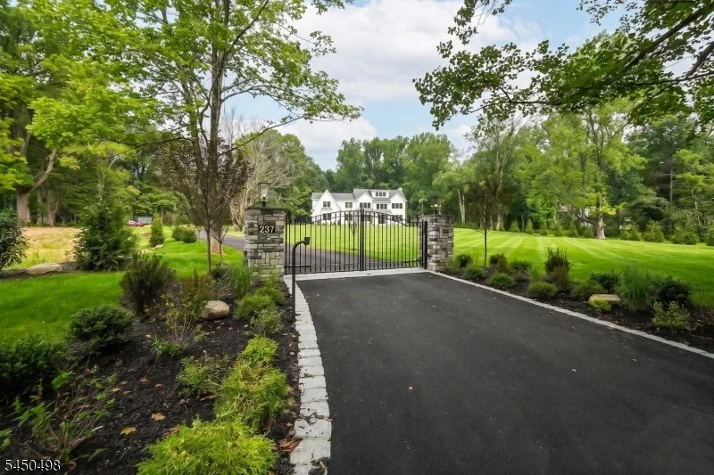 Photo of 237 Mountainside Rd