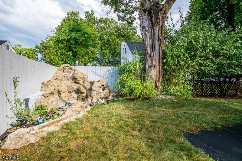 Photo of 737 W 8Th St