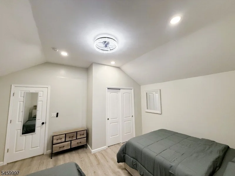 Photo of 160 River Rd