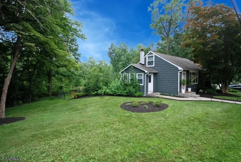 Photo of 18 Tamarack Rd