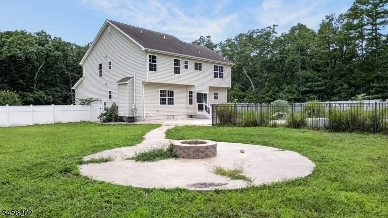 Photo of 893 Lakehurst Ave