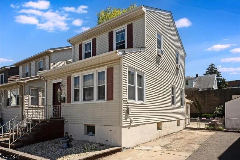 Photo of 136 Cedar St