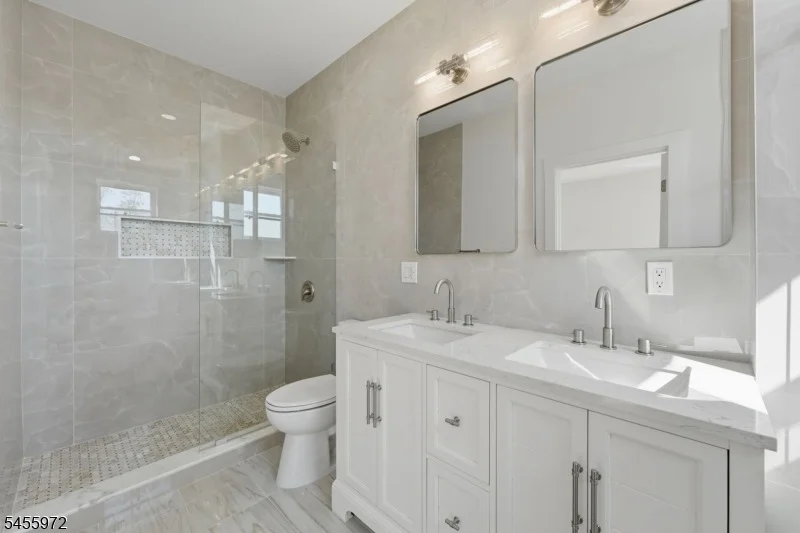 Photo of 588 Maple Ave
