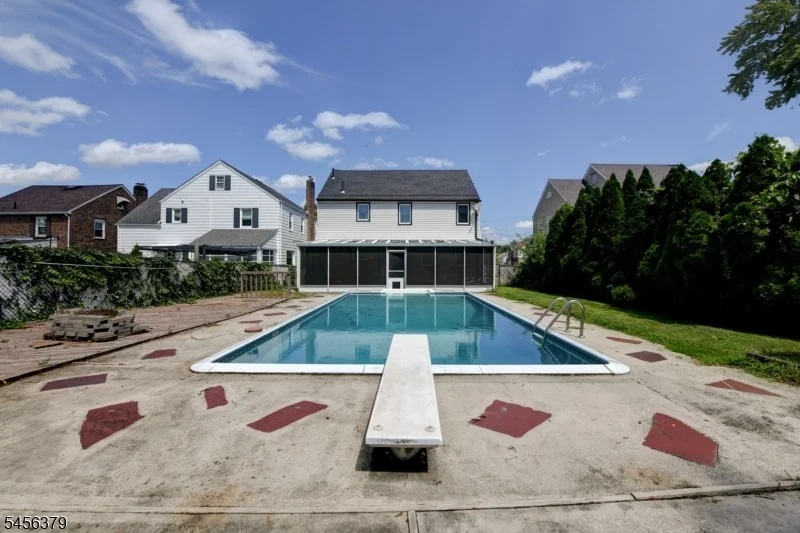 Photo of 2758 Larchmont Rd