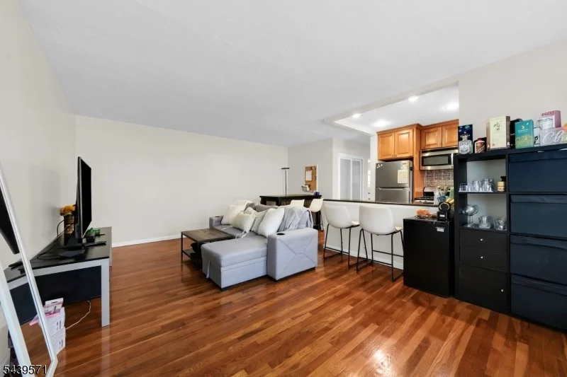 Photo of Unit 4E at 130 Orient Way