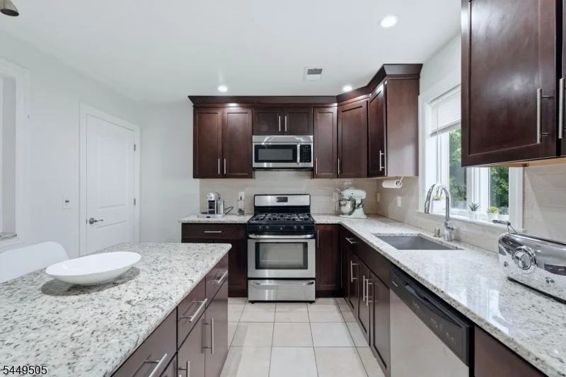 Photo of 647 Devon St