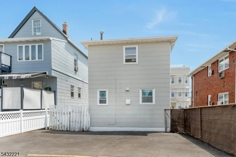 Photo of 183 Devon St