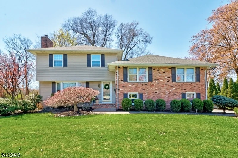 Photo of 2 Midwood Dr