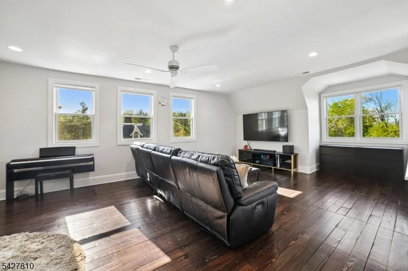Photo of 77 Kent Place Blvd