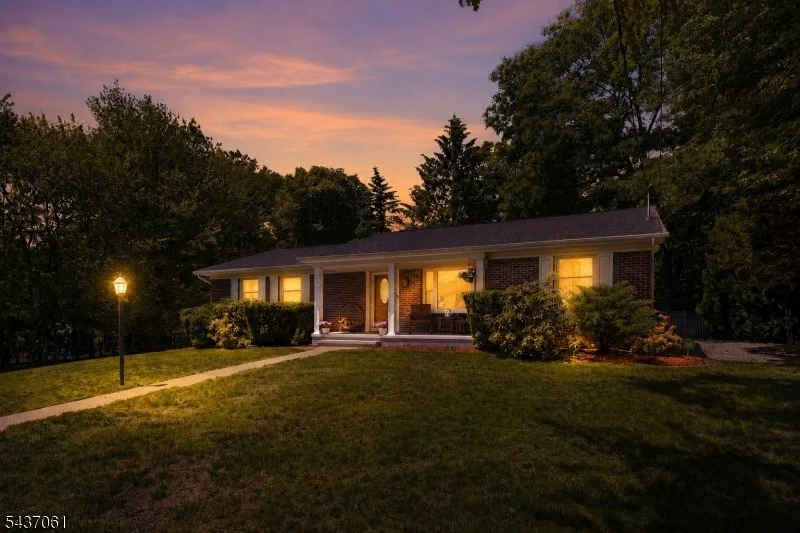Photo of 16 Windsor Dr