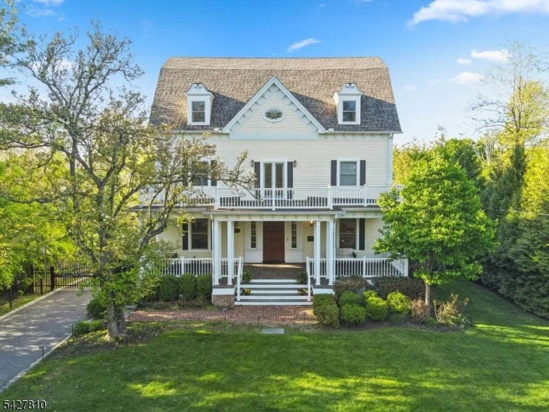 Photo of 77 Kent Place Blvd