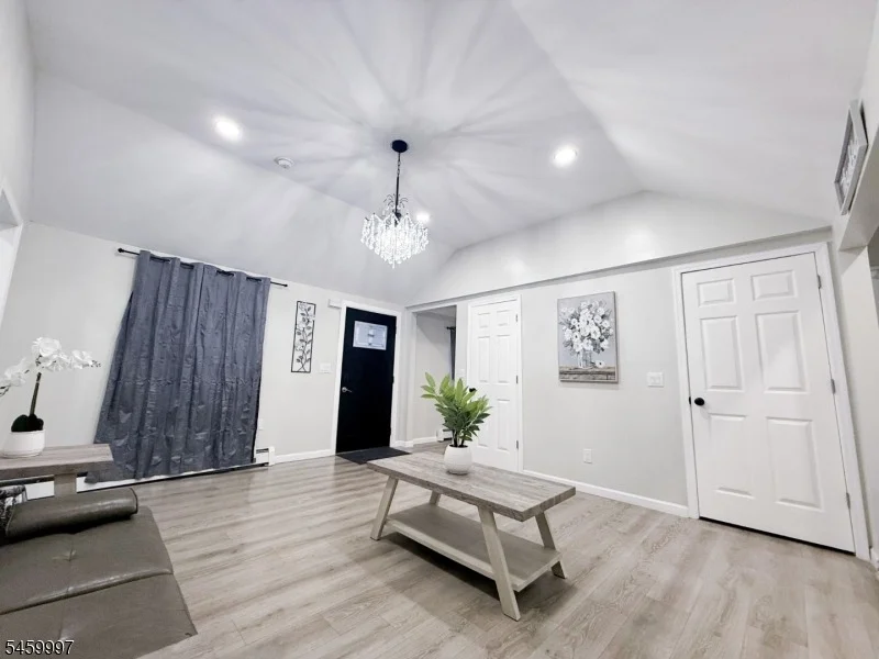 Photo of 160 River Rd