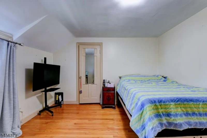 Photo of 2758 Larchmont Rd