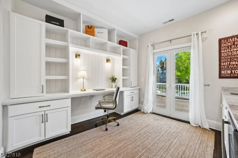 Photo of 77 Kent Place Blvd