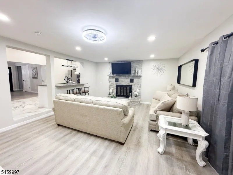 Photo of 160 River Rd