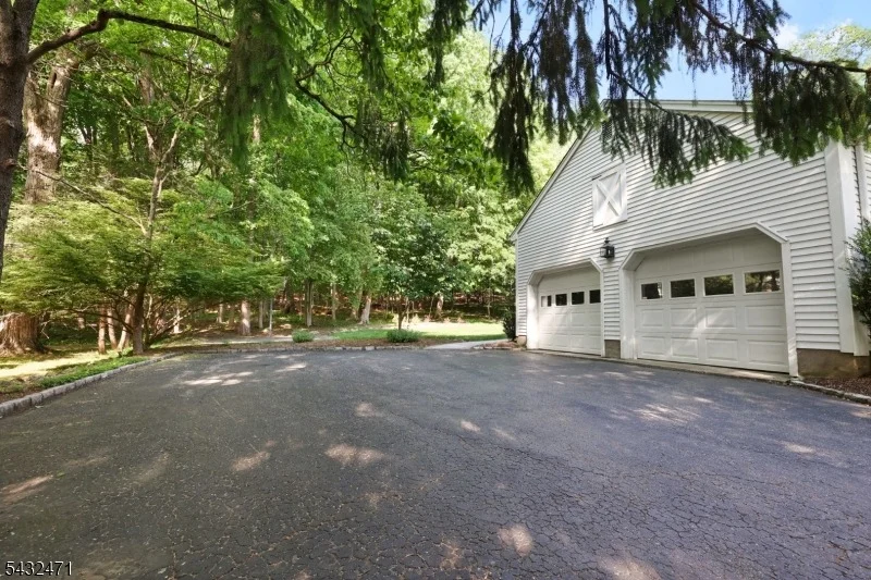 Photo of 7 Pontiac Dr