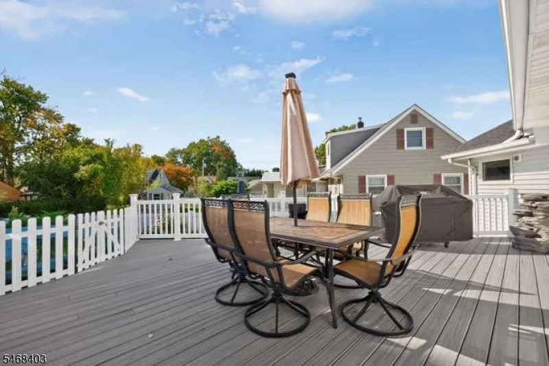 Photo of 6 White Oak Ln