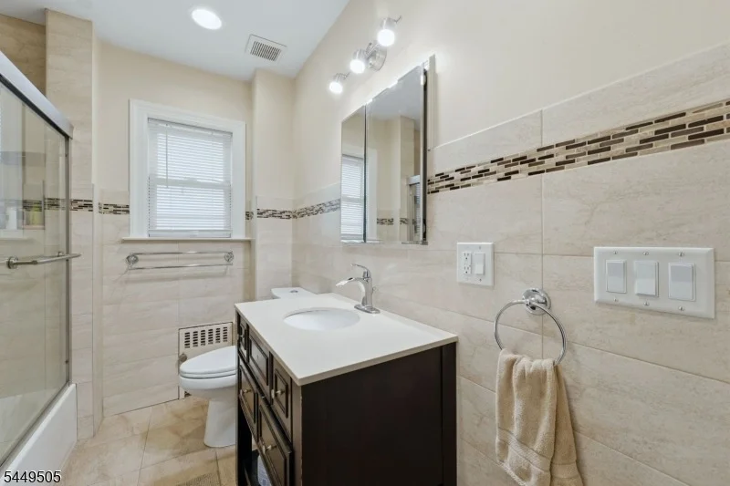 Photo of 647 Devon St