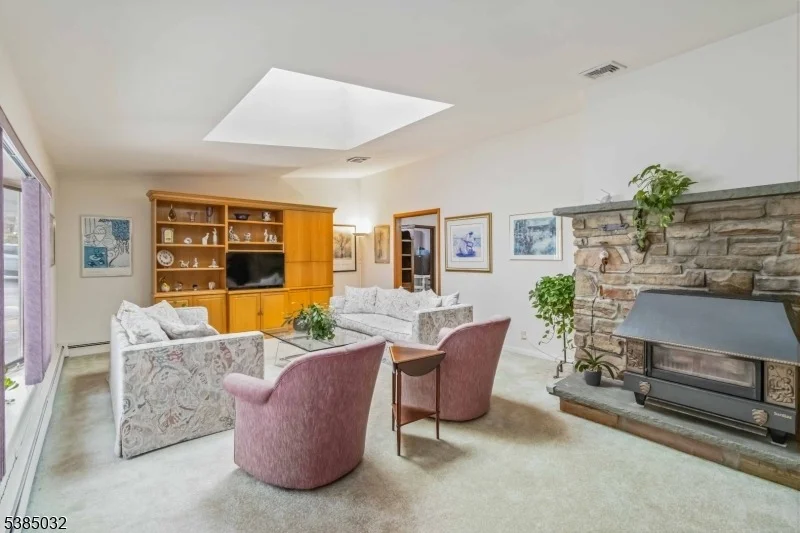 Photo of 6 Seabert Ln