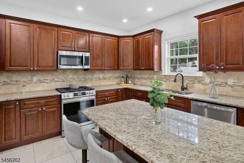 Photo of 893 Lakehurst Ave