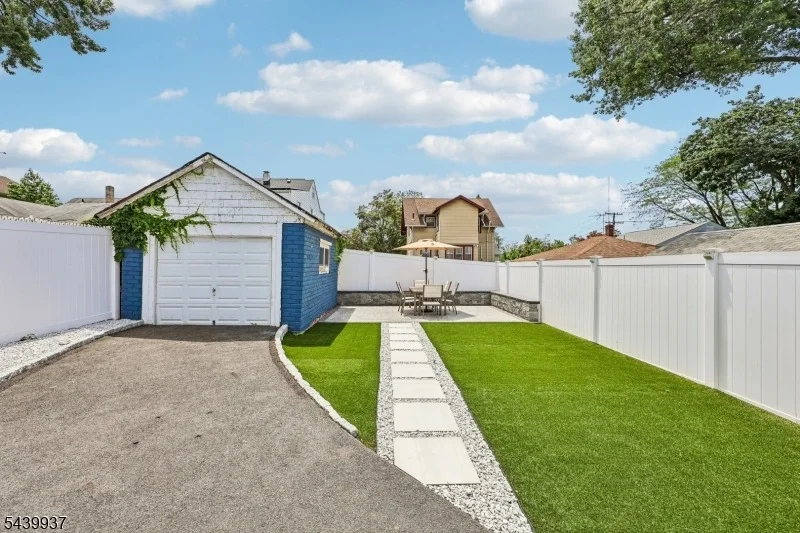 Photo of 377 Parker Ave