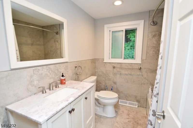 Photo of 131 Munsonhurst Rd