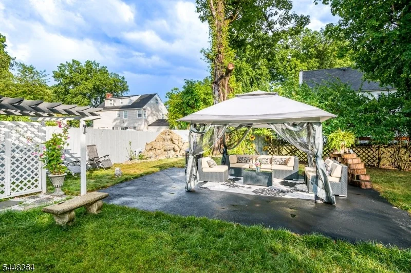 Photo of 737 W 8Th St