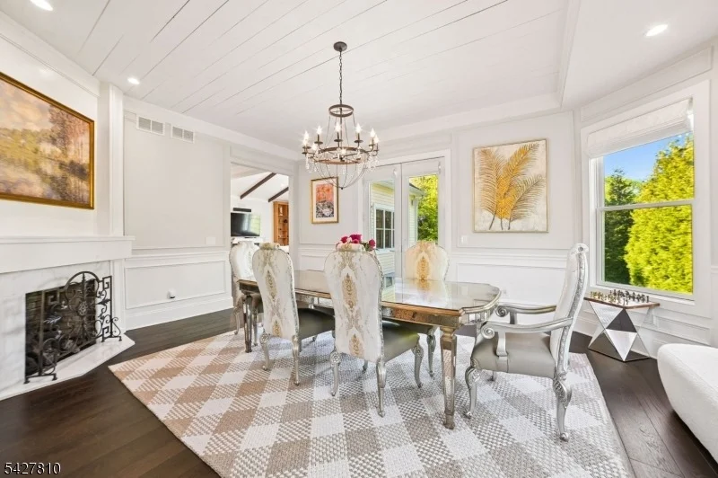 Photo of 77 Kent Place Blvd