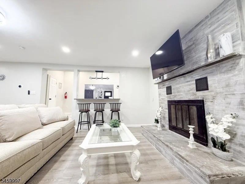 Photo of 160 River Rd