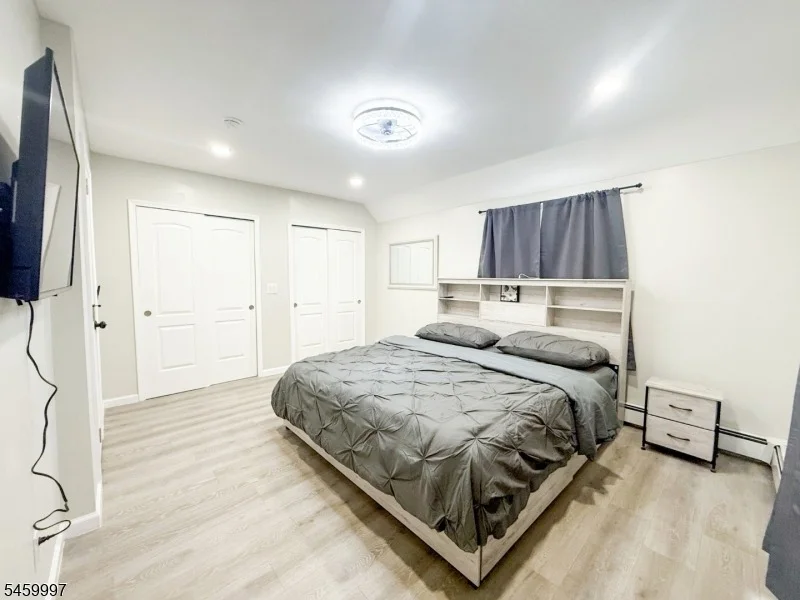 Photo of 160 River Rd