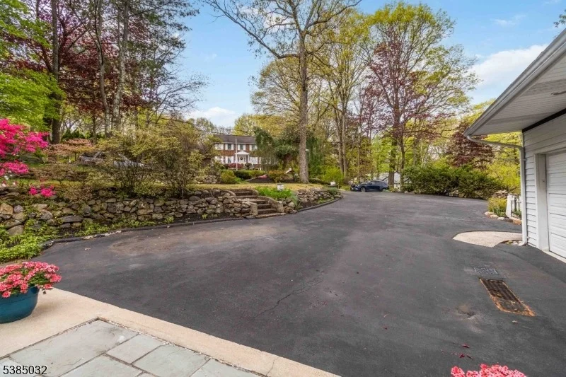 Photo of 6 Seabert Ln