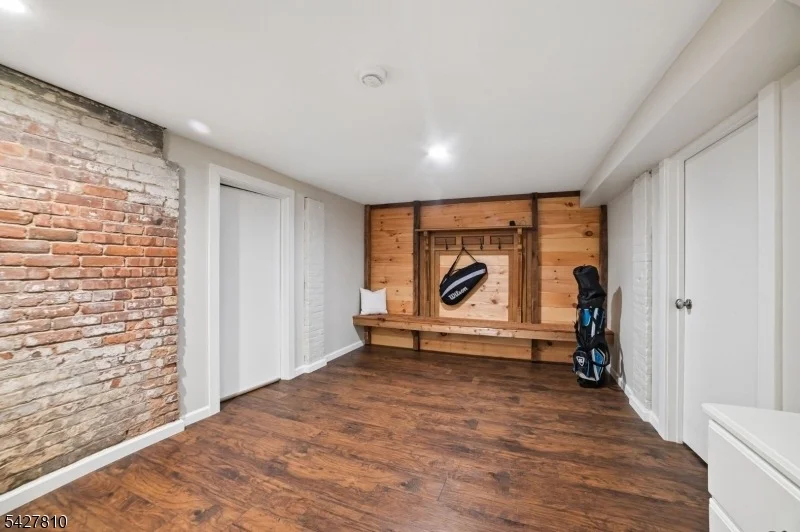 Photo of 77 Kent Place Blvd