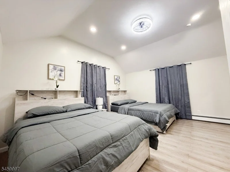 Photo of 160 River Rd
